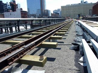 The renovation of the elevated railway track was carried out in three phases. It can now be accessed and used along a length of 2.4 km. Source: Friends of the High Line The elevated railway track during renovation